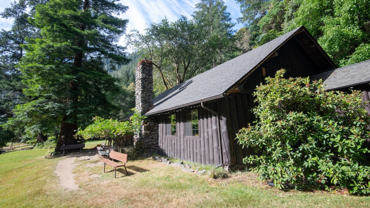 Black Bar Lodge exterior in the sun in Oregon