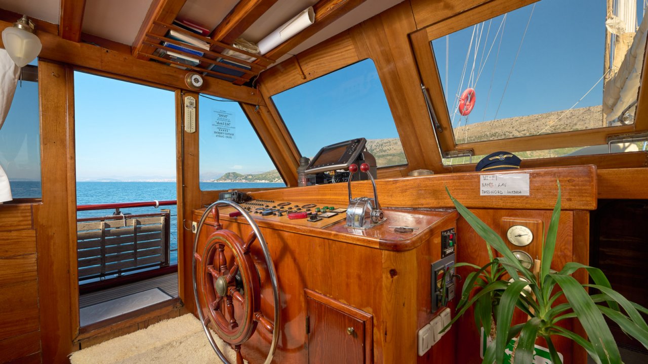 wooden steering wheel and instrument panel on yacht