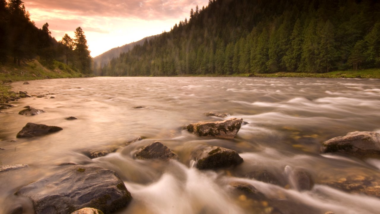 water running over rocks in the lochsa river