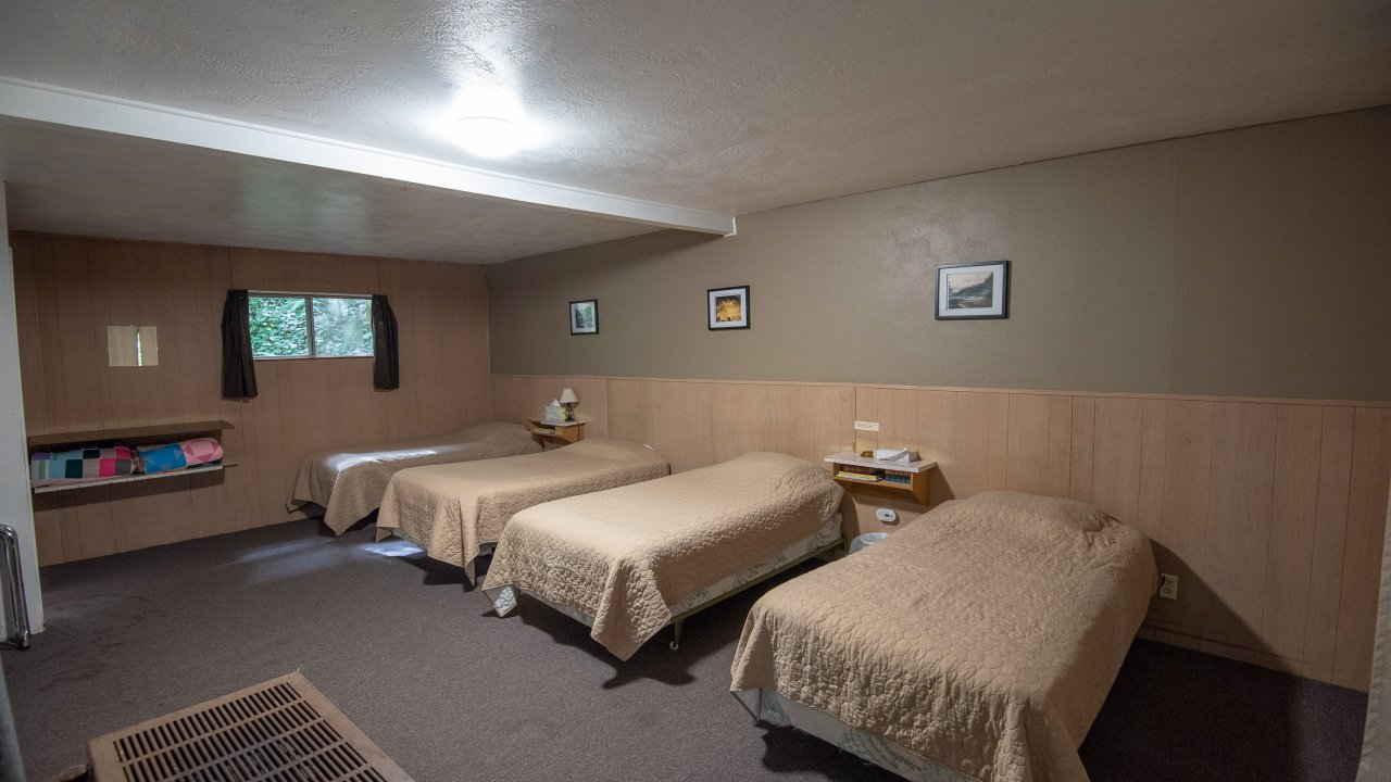Bedroom accommodations at Marial Lodge in Oregon