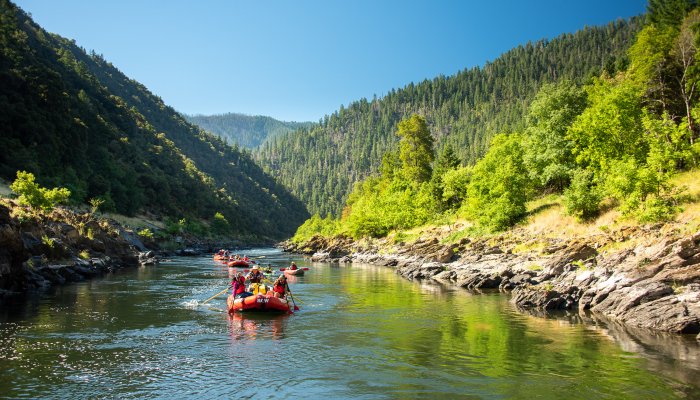 rogue river in Oregon with red rafts floating